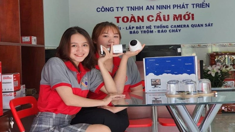 Chọn kiểu dáng vừa vặn khi may đồng phục cửa hàng camera